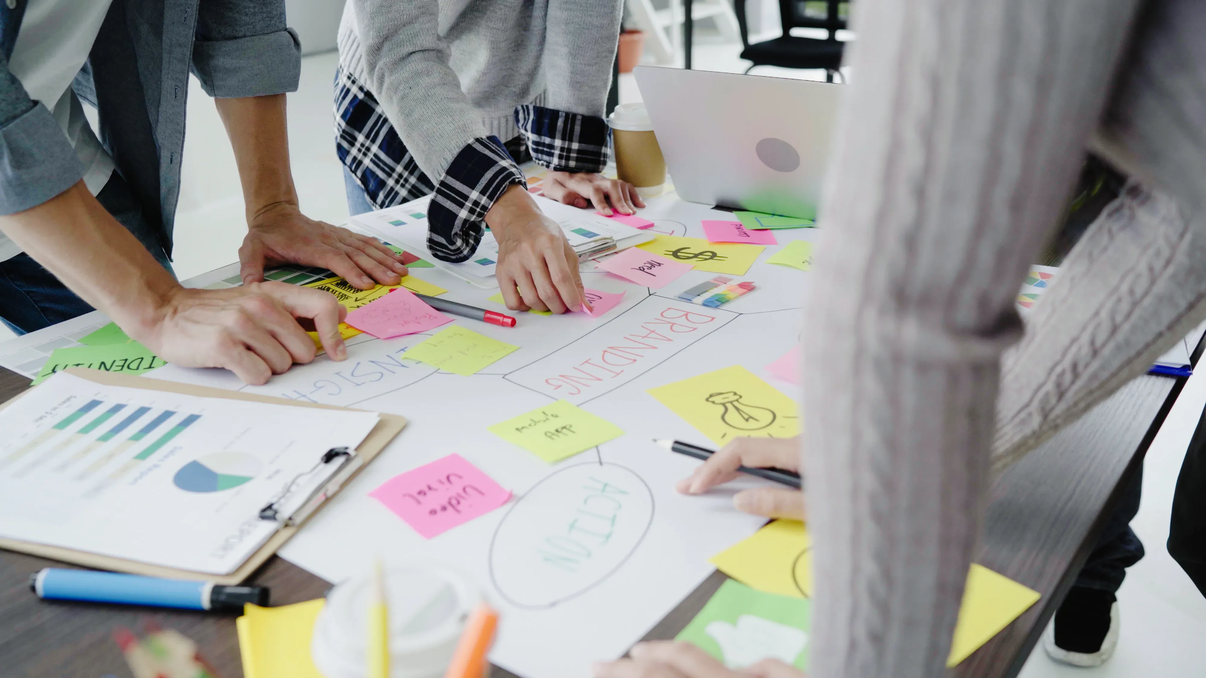 ¿Necesitas una agencia de marketing o solo alguien que te maneje redes sociales?